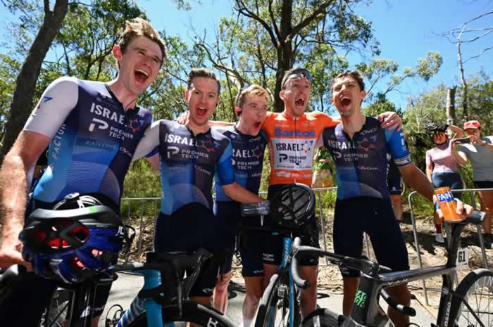 Победитель общего зачета Tour Down Under Стивен Уильямс со своей командой Israel-Premier Tech