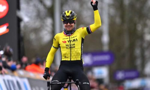 Ян Тратник празднует победу на Omloop Het Nieuwsblad 2024