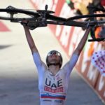 Тадей Погачар (UAE Team Emirates) празднует победу на финише гонки в Сиене