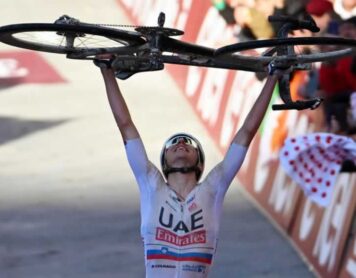 Тадей Погачар (UAE Team Emirates) празднует победу на финише гонки в Сиене