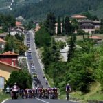 Пелотон катится по потрясающим итальянским пейзажам Giro d'Italia Women 2024