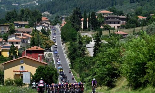 Пелотон катится по потрясающим итальянским пейзажам Giro d'Italia Women 2024